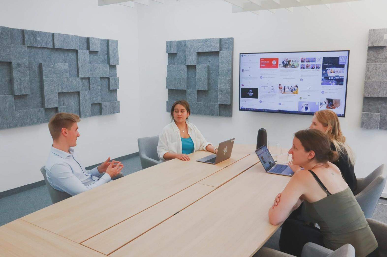 Environnement de travail moderne de l'équipe vorenquasylo